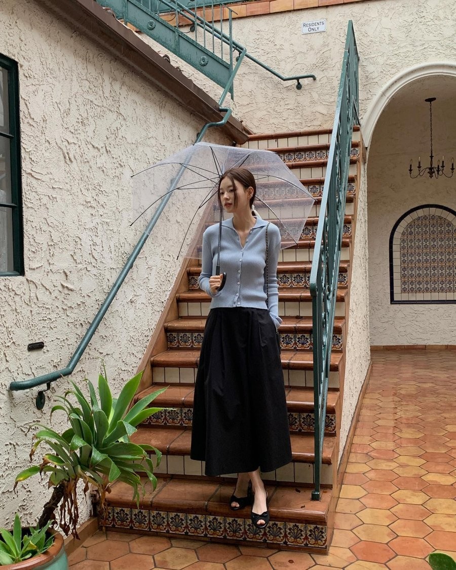 Áo cardigan cổ bẻ mang đến vẻ thanh lịch và tinh tế. 