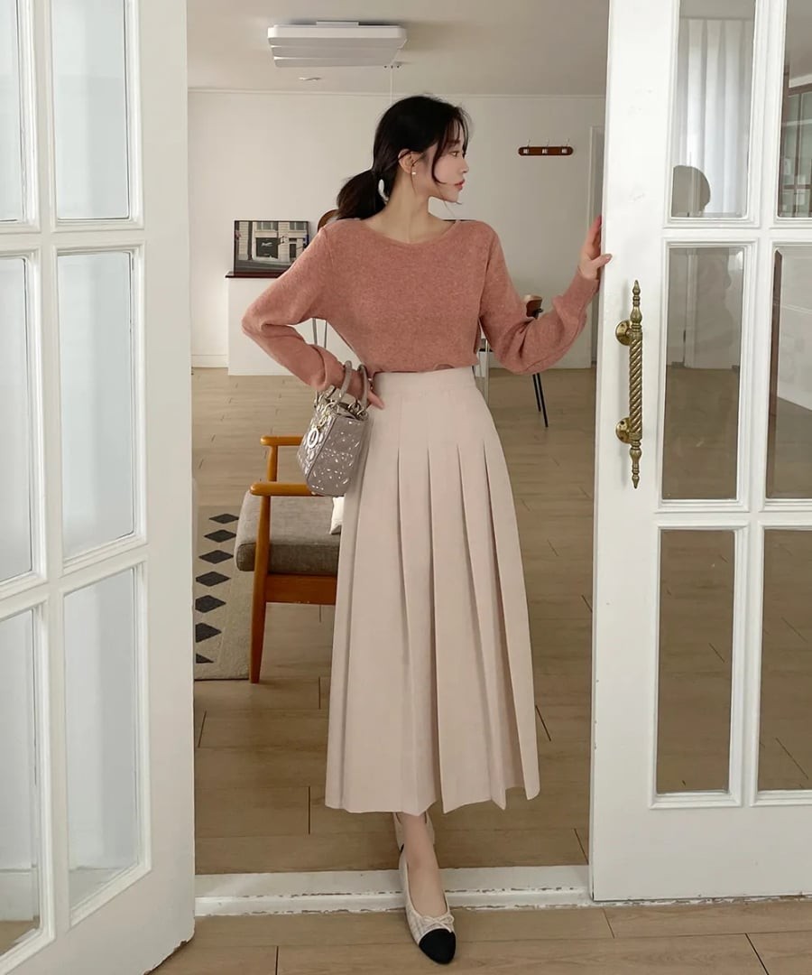 Giày búp bê là lựa chọn phù hợp để hoàn thiện phong cách nữ tính này.