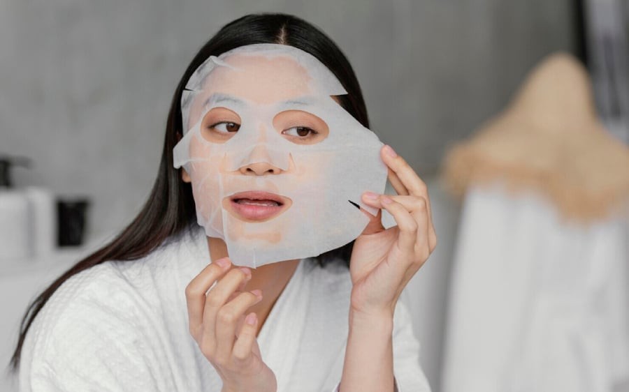 Một số người còn quên bước khóa ẩm sau khi đắp, khiến tinh chất dễ bị bốc hơi và giảm hiệu quả dưỡng da.