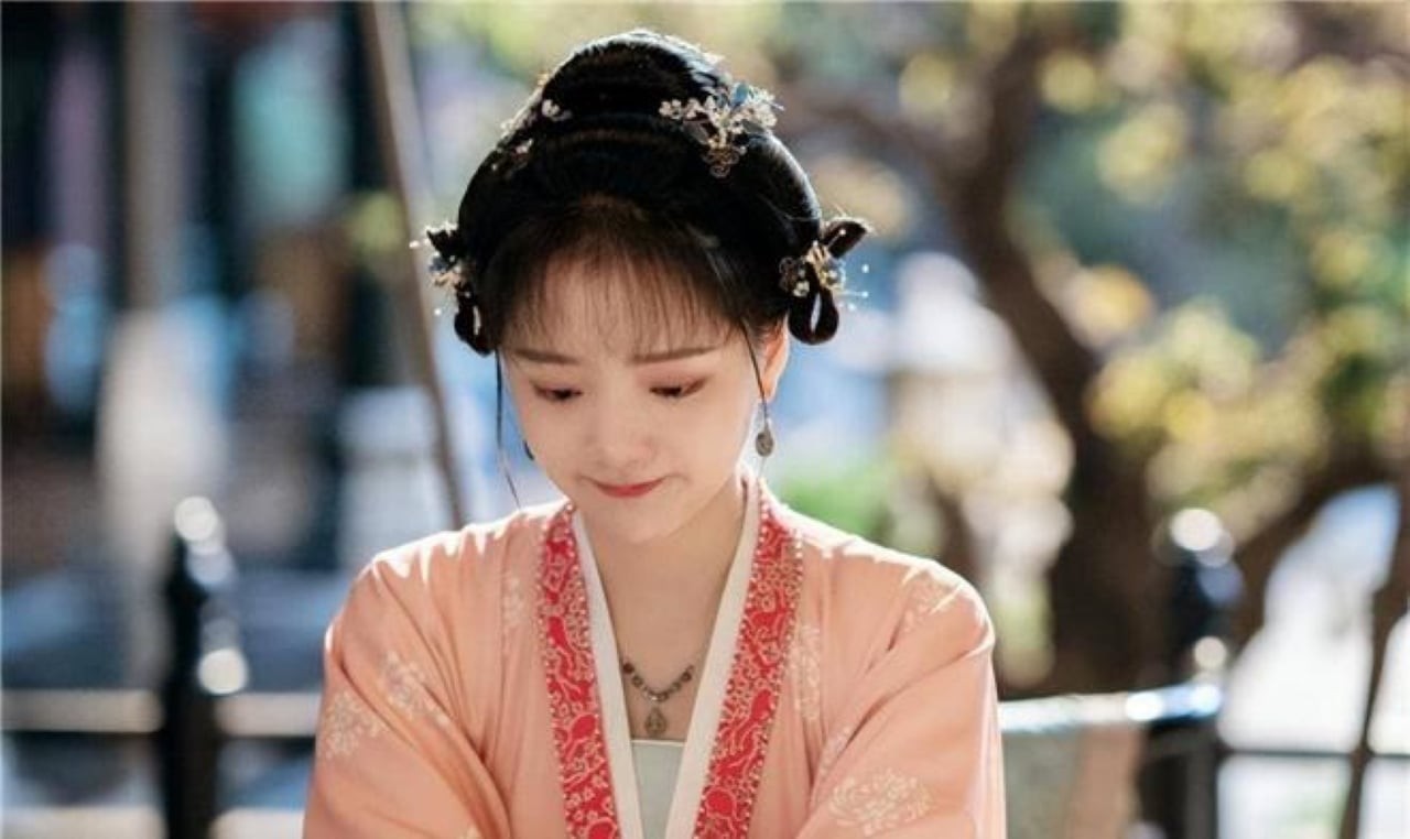 Phụ nữ có miệng tròn, môi dày, nhỏ và vuông, khó miệng hướng lên trên, sắc môi đỏ tươi, răng như hạt lựu... thường kết hôn với chồng phú quý.