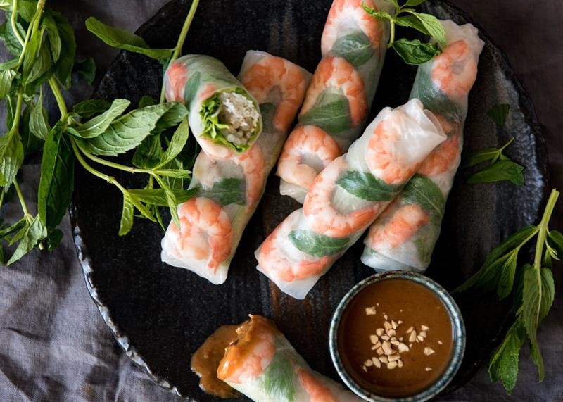 Gỏi cuốn tôm thịt – món ăn “chống ngán” hoàn hảo cho những ngày oi bức.