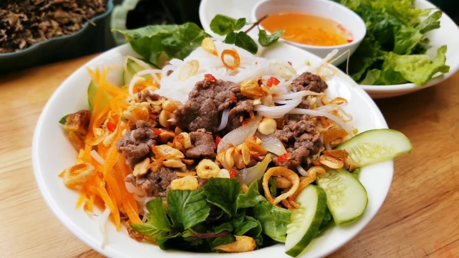 Bún trộn rau củ sắc màu bắt mắt, ăn nhẹ mà vẫn đủ chất.