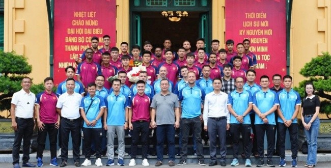 Tập thể CLB CAHN báo công dâng Bác.