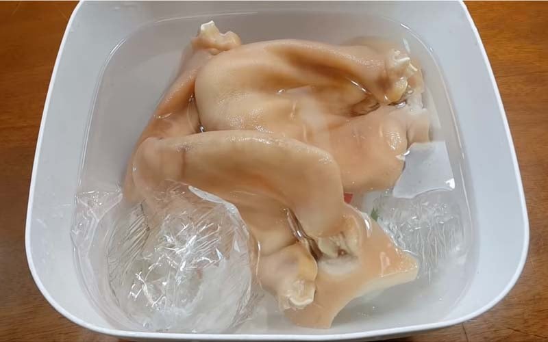 Khi tai vừa chín, vớt ra cho ngay vào thau nước đá lạnh