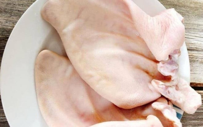Tai heo là nguyên liệu quen thuộc trong nhiều món ăn như nộm, tai heo ngâm chua ngọt, hay đơn giản là chấm muối ớt ăn chơi