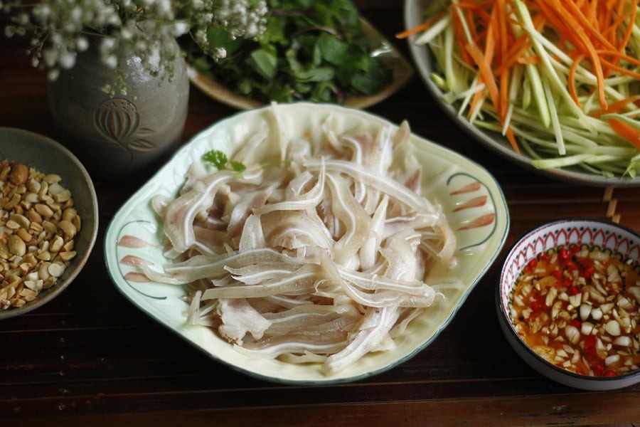 Chẳng cần công thức cầu kỳ hay nguyên liệu khó tìm, chỉ với một thau nước đá và vài lát chanh, món tai heo luộc của bạn sẽ lên đời rõ rệt: trắng hồng đẹp mắt, giòn rụm hấp dẫn