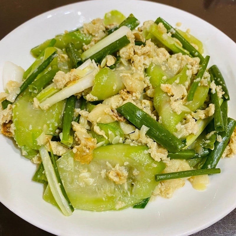 Mướp xào trứng vàng ươm, mềm ngọt, nhanh gọn mà đậm đà hương vị.