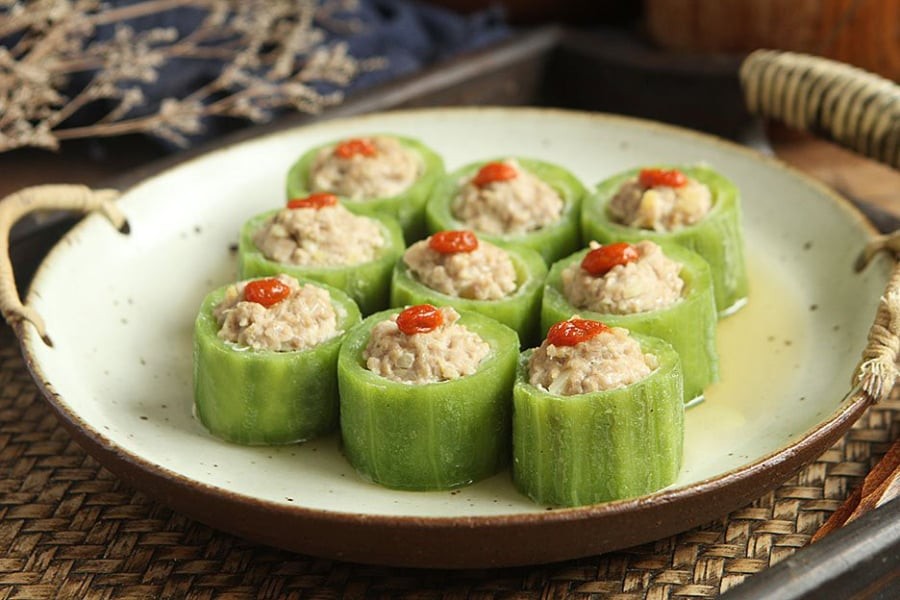 Mướp hương nhồi thịt hấp thơm lừng, mềm ngọt, giàu dinh dưỡng cho cả gia đình.