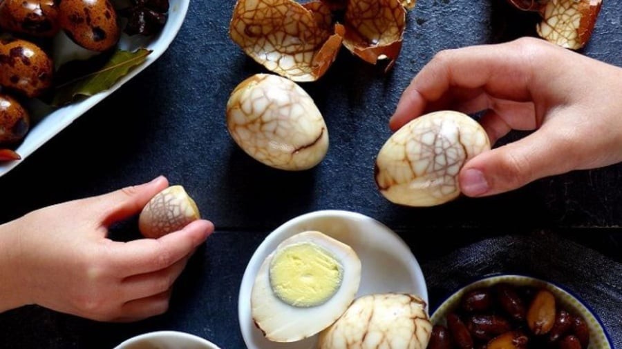 Trứng luộc với trà và một số thảo mộc khác là một món ăn có từ lâu đời