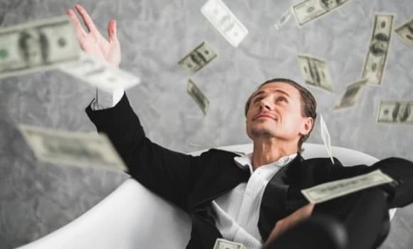 Một dấu hiệu dễ nhận biết khác của người “giả giàu” là sự chú trọng thái quá vào thương hiệu – đặc biệt là những món đồ có logo to, dễ nhận diện.