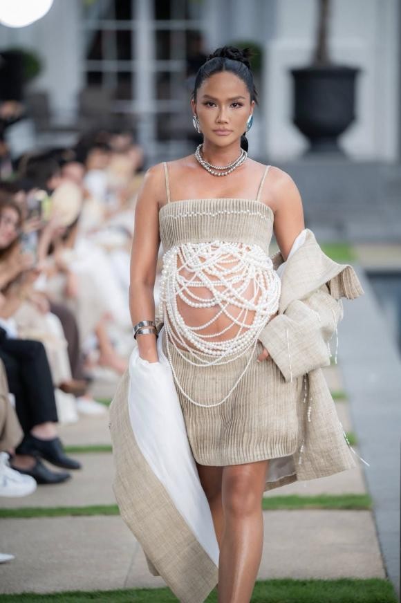 H'Hen Niê gây lo lắng khi catwalk trên giày cao gót dù sắp sinh em bé