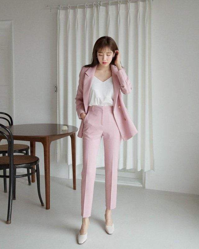 Áo thun trắng là item cơ bản nhưng không bao giờ lỗi mốt trong mùa hè.