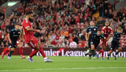 Salah sút hỏng quả 11 mét. 