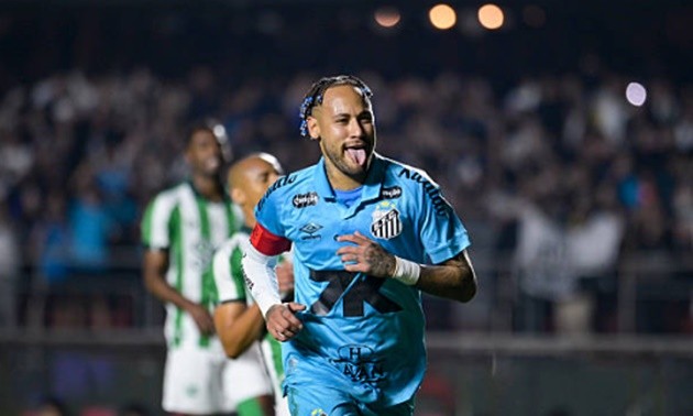 Neymar tỏa sáng giúp Santos giành chiến thắng. 