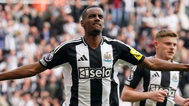 Isak xuất hiện trên sân tập của Newcastle sau hàng loạt drama