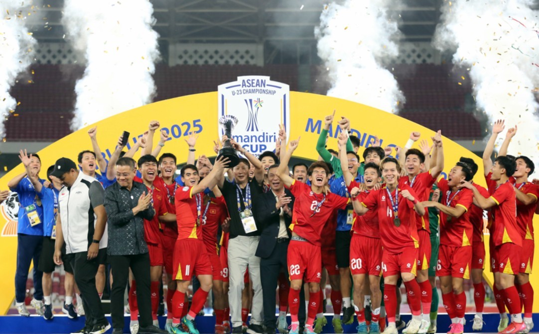 U23 Việt Nam vừa đăng quang ngôi vương khu vực nhưng gặp khó trong việc tìm suất đá chính ở V-League. Ảnh: VFF.