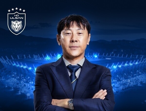Shin Tae-yon đã chính thức trở lại ghế nóng.