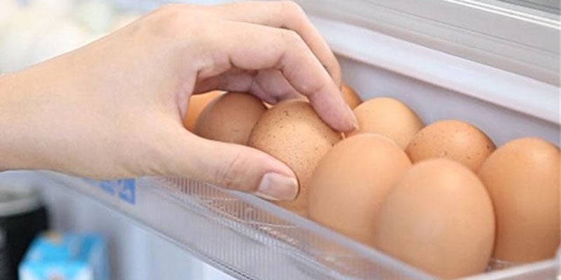 Hãy lau bằng khăn giấy khô sạch