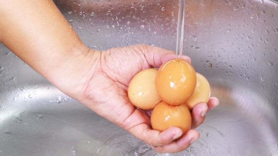 Rửa sạch vỏ trứng trước khi bảo quản là sai lầm
