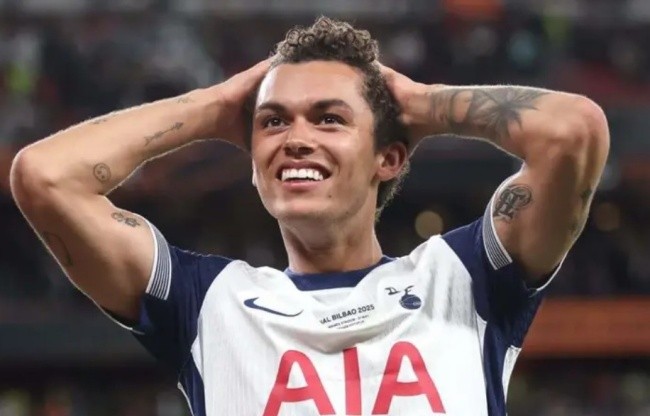 Brennan Johnson trong màu áo Tottenham.