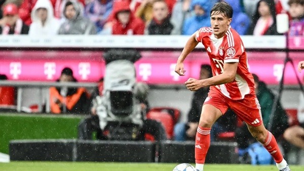 Tom Bischof có cơ hội để cạnh tranh vị trí đá chính.