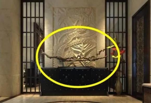 Màu trắng, đặc biệt là khi được sử dụng trong không gian ăn uống, dễ tạo cảm giác lạnh lẽo, buồn bã và bị xem là biểu tượng không may mắn trong phong thủy – bởi nó gợi liên tưởng đến tang sự.