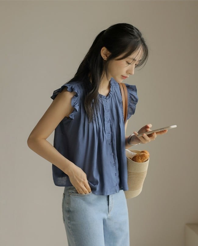Nếu muốn có vẻ ngoài vừa mát mẻ vừa thanh lịch, những thiết kế tay lỡ hoặc tay ngắn sẽ là lựa chọn phù hợp hơn