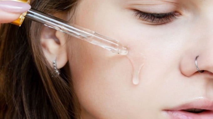Chuyên gia thường khuyến khích kết hợp niacinamide với các hoạt chất mạnh như retinol