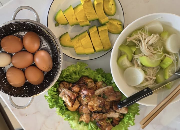Một bữa ăn của hai vợ chồng trong thời gian thai kỳ. Ảnh: Trang cá nhân H'Hen Niê.