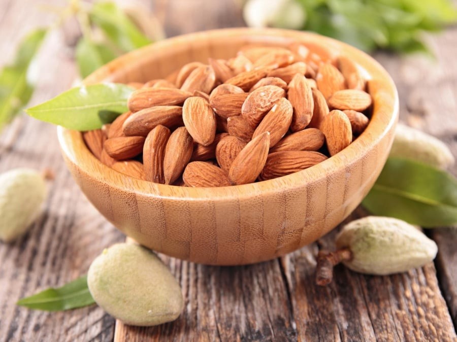 Loại hạt này chứa nhiều vitamin E – dưỡng chất giúp giữ độ ẩm cho da và bảo vệ da khỏi ô nhiễm, khói bụi