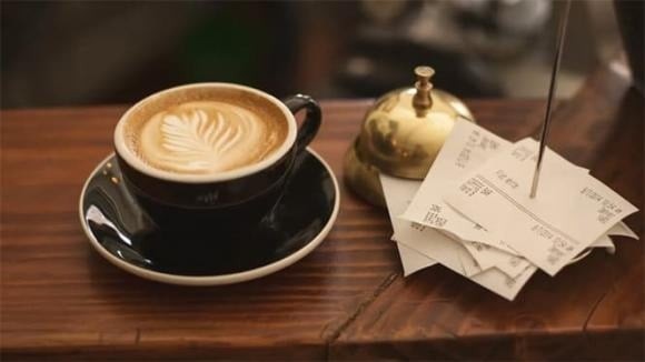 Mỗi ngày, bạn nên giới hạn lượng cà phê ở mức dưới 2 ly Americano lớn (khoảng 480ml mỗi ly).