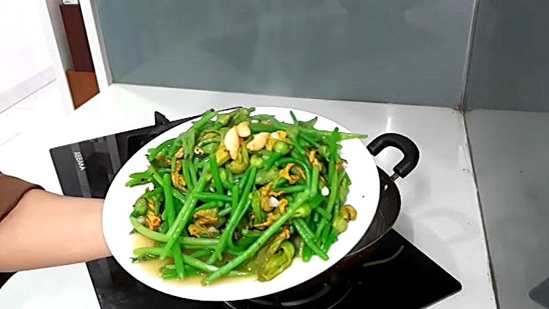  Thưởng thức món bông bí xào tỏi
