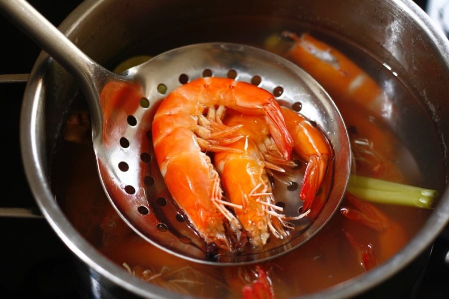 Chỉ cần thêm 1 thìa rượu trắng khi luộc, bạn đã biến món tôm bình thường thành món ngon chuẩn đầu bếp. 