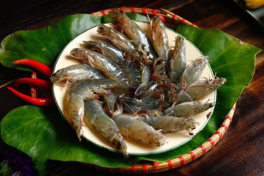 Bí quyết nằm ở một nguyên liệu đơn giản, chỉ cần cho đúng 1 thìa khi luộc, tôm sẽ ngon gấp bội.