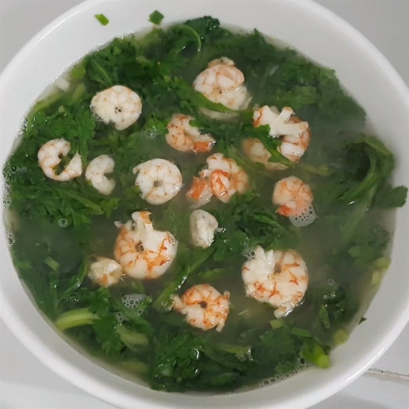 Món canh cải cúc nấu tôm thanh mát, dễ nấu, hỗ trợ làm sạch phổi hiệu quả.