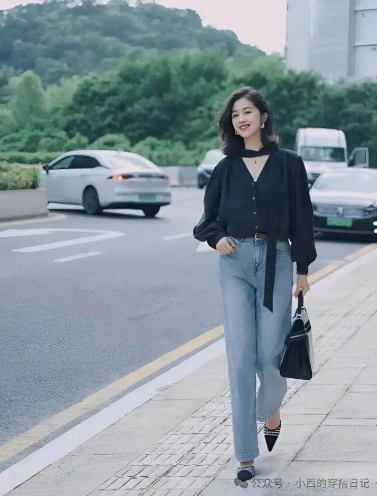 Nếu muốn có chút phá cách, hãy thử áo sơ mi buộc dây màu đen cùng quần jean ống rộng.