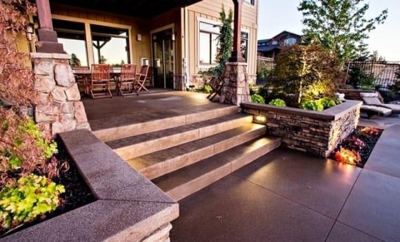 Mỗi bậc nên có chiều cao từ 15 – 18 cm, chiều rộng mặt bậc khoảng 25 – 30 cm. 