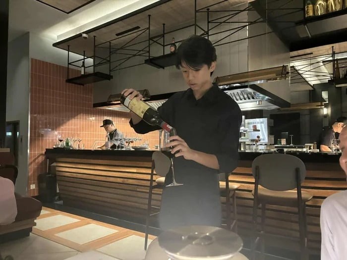 Trong loạt ảnh được đăng tải, Subeo gây ấn tượng khi diện áo sơ mi và quần vải chỉn chu, thể hiện tác phong chuyên nghiệp. 