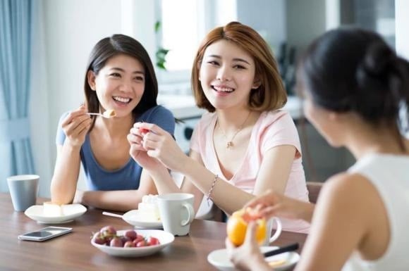 Nhiều người vẫn tin rằng càng có nhiều bạn bè, cuộc sống sẽ càng phong phú. 