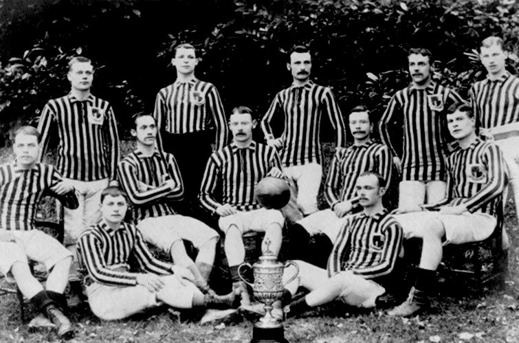 Các cầu thủ Aston Villa tạo dáng với chiếc cúp FA năm 1887.