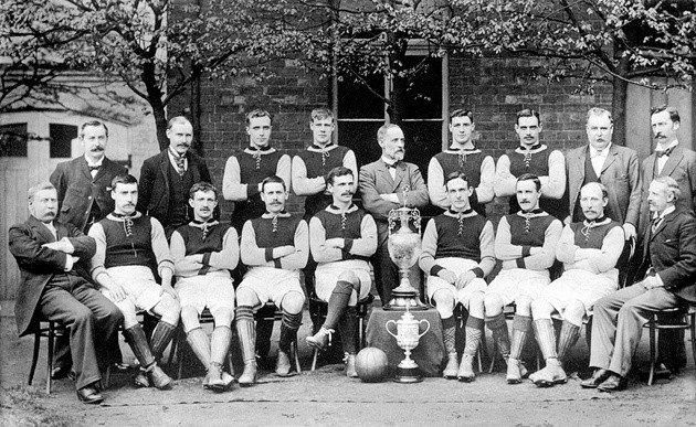 Đội hình Aston Villa năm 1896–97 với chức vô địch Hạng Nhất và Cúp FA.