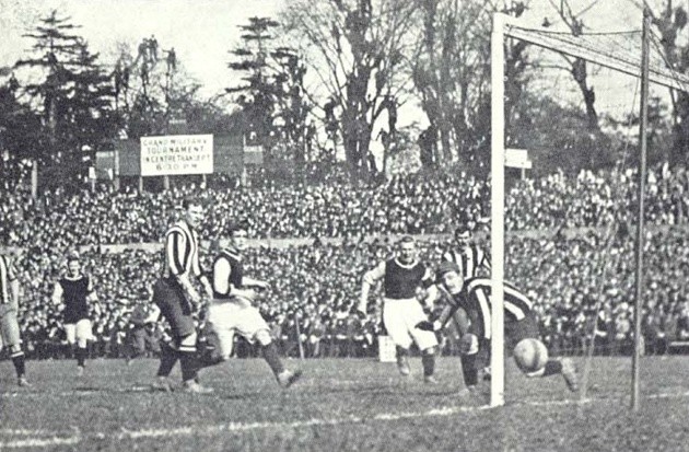 Harry Hampton ghi bàn trong trận chung kết Cúp FA năm 1905.