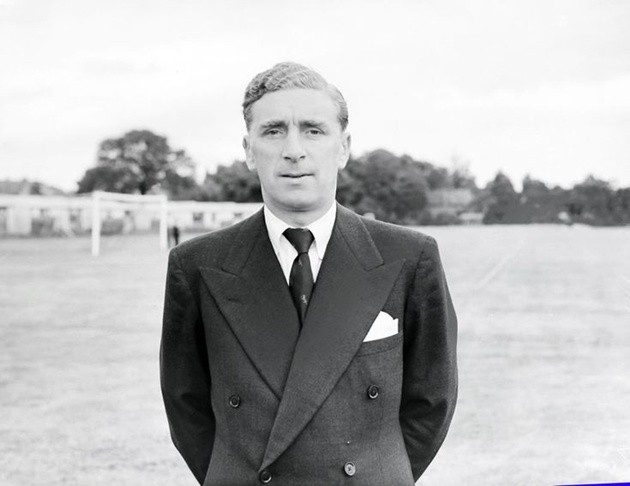 Alex Massie trong vai trò HLV Aston Villa vào năm 1945.