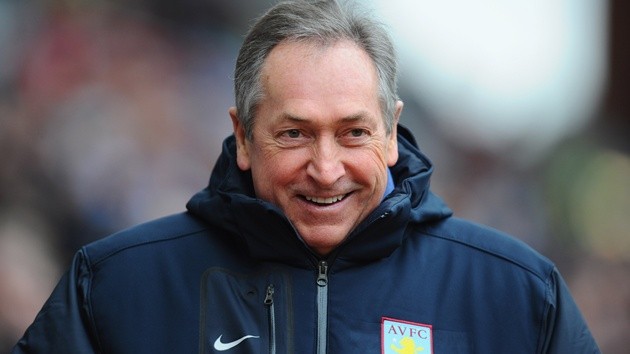 HLV Houllier dẫn dắt Aston Villa trong giai đoạn 2010-11.