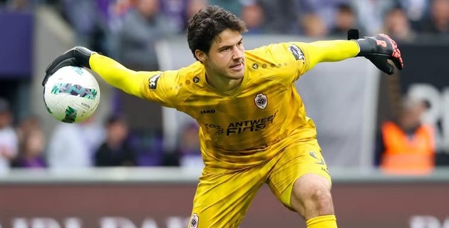 Senne Lammens vẫn nằm trong tầm ngắm của Manchester United.