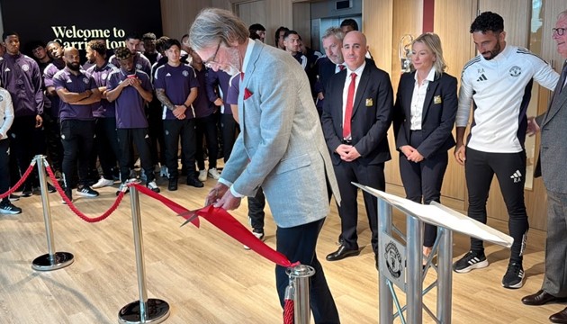 Sir Jim Ratcliffe cắt băng khánh thành Carrington mới.