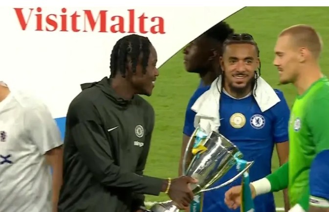 Filip Jorgensen có màn trêu đùa Trevoh Chalobah khi giả vờ