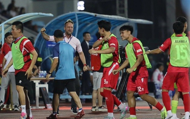 HLV Polking ăn mừng sau bàn thắng của Alan.