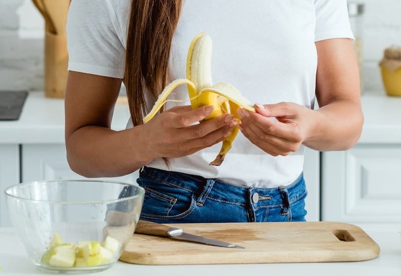 Ăn chuối lúc đối có hại dạ dày không?