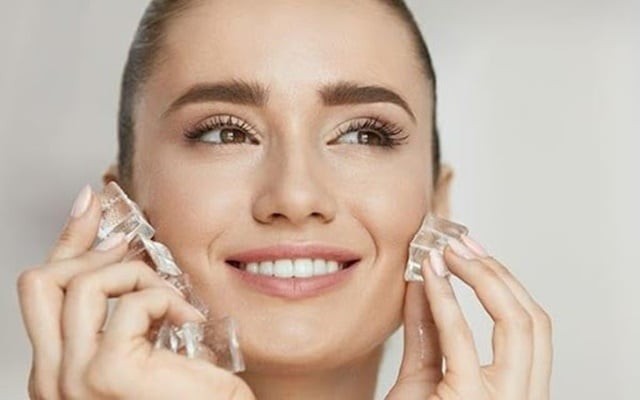 Đá lạnh giúp se khít lỗ chân lông, làm giảm đỏ và đau tức thì, ngăn ngừa mụn lan rộng.